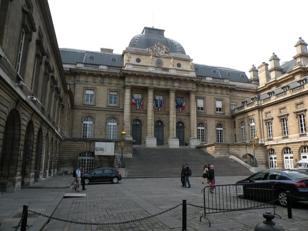  entrée principale du Palais de Justice